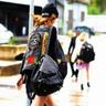 警方通报女子人肉占车位被强行顶开